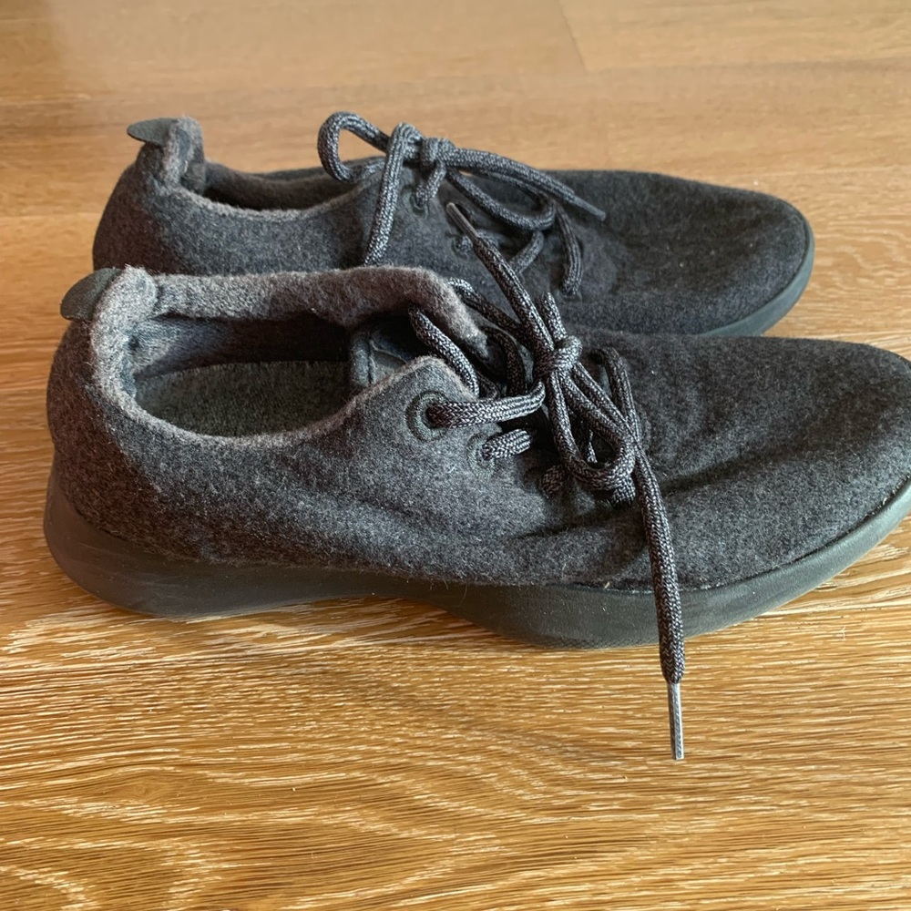 Allbirds the wool runner. Dark Grey.